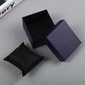 Scatola per orologi quadrata blu navy con trama incrociata e cuscino nero - 8,5*8*5cm (Cuscino Incluso) / Piccole Strisce Blu