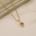 Vue détaillée du pendentif fille serti d'un cristal rouge sur une chaîne maille box - Janvier Rouge