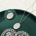 Collana ovale in acciaio al titanio argento con ciondolo a fiore April Daisy inciso - Colore Acciaio - Aprile Margherita