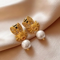 Detalle macro de pendientes de abeja vintage con cristales y gotas de perlas blancas - Estilo de Perla Abeja Dorada (Poste de plata) (7#)