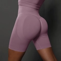 Makro-Detail der nahtlosen High-Waist Yoga-Shorts mit Rippstruktur und atmungsaktivem Mesh - Helllila