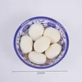 Modelo realista de bol de comida artificial con detalles de porcelana blanca y azul - Castañas de Agua