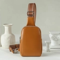 Sac de poitrine unisexe en cuir PU marron avec large bandoulière rayée et fini mat - Marron