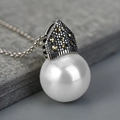 Collier perle d'imitation et pendentif argenté orné de marcassites style vintage - Collier (XL1254)