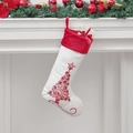 Klassischer rot-weißer Weihnachtsstrumpf mit besticktem Baum am Kamin aufgehängt - Weißer Weihnachtsbaum Stil