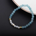 Bracelet en perles bleues avec perles blanches et breloque papillon doré élégant - Papillon Bleu