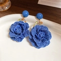 Orecchini pendenti a fiore in denim blu con perline colorate e dettagli in resina - Fiore in Stile Denim Blu / Blu