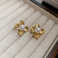 Détail de boucles d'oreilles fleurs dorées à quatre pétales avec perle en écrin de velours - 40# Tige en Argent Fleur à Quatre Pétales Plissée Or Perle