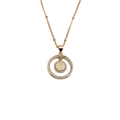 Gros plan du pendentif médaille Saint-Benoît doré avec incrustations de zircons - Croix de saint Benoît