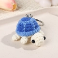 Detailopname van een handgemaakte gehaakte schildpad sleutelhanger met blauw schildje - Blauw
