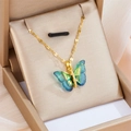 Elegante collana a farfalla dorata con ciondolo color teal in una scatola da regalo - Oro Viola