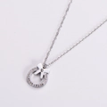 Elegante collana con ciondolo a fiocco argento e anello di cristalli su bianco - Color Acciaio
