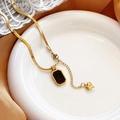 Elegante collana in titanio dorato con pendente rettangolare nero e dettaglio a cuore - Stile Catena a Serpente Piastra Nera Esagonale (86495) / Oro