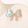 Detailopname van gouden strikaccessoire met iriserend groen hart en glitter steentjes - Zeemeermin hartstrik (Blauw)