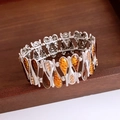 Dettaglio di bracciale vintage argento con inserti in resina ambra e zirconi lucidi - Argento-Caffè