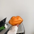 Mini-Umhängetasche in Lippenform aus metallischem Orange mit Goldkette - Orange