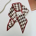 Primo piano della sciarpa in seta a rombi con bordi rossi su sfondo bianco minimal - 05-Motivo Argyle Rosso