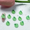 Détail de breloques à ongles pomme verte en résine scintillante sur fond blanc - 04 Pomme