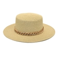 Détail du chapeau de paille beige style canotier avec une chaîne dorée décorative - Beige