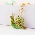 Portachiavi a lumaca in lega dorata con strass verdi e chiusura a moschettone - Verde