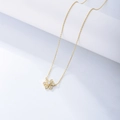 Primer plano del collar con colgante de copo de nieve dorado y cristales brillantes - Plata 925 / Dorado