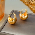 Élégantes boucles d'oreilles dorées en métal mat brossé sur un écrin à bijoux - Or Mat Type B