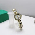 Dettaglio orologio al quarzo dorato con strass e intarsi simili a perle sul cinturino - Bianco