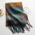 Détail de la frange douce à pompons et texture à carreaux épaisse sur cette écharpe - Marine Vert Gris