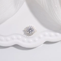 Vue détaillée du connecteur tournesol en argent S925 serti de zircons étincelants - 9.7*12.3mm / Style A: Argent (SV6)