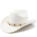 Détail d'un chapeau de cow-boy blanc en suède avec perles et bandeau en coquillages - Crème