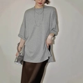 Detail eines grauen Oversize-Baumwoll-T-Shirts mit Seitenschlitz und Fledermausärmeln - S / Grau
