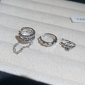 Dettaglio macro del set di ear cuff gotici in argento con croce, borchie e zirconi - Stile Croce Argento (Set)