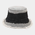 Dettaglio delle cuciture a contrasto e dei bordi sfrangiati del cappello denim - Taglia unica / Nero Sfrangiato