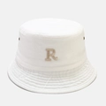 Détail d'un chapeau bob blanc en coton avec broderie de la lettre R et œillets en métal - M (56-58cm) / Blanc