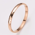 Elegante brazalete de acero inoxidable en oro rosa con acabado geométrico pulido - Oro rosa