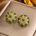Vue macro de boucles d'oreilles vintage dorées avec perles malachite et strass scintillants - Turquoise Ajouré Or (E-224)