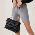 Borsa a tracolla da donna in pelle nera con trapuntatura a V e catena dorata - Nero