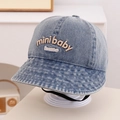 Detalle de gorro de pescador para niños en denim con bordado mini baby y cordón - 50cm (1-3 años) / Azul