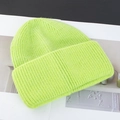 Primer plano detallado del gorro de punto acanalado verde lima con textura suave - Verde Fluorescente