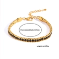 Détail du bracelet tennis doré avec zircons noirs et fermoir réglable de qualité - Bracelet Tissé Strass Noir