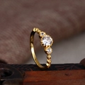 Elegante vergulde S925 zilveren ring met vintage kantpatroon en drie kroonvormige stenen - Verstelbaar Open / Goud