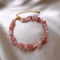 Bracciale con cristalli rosa irregolari e catena regolabile placcata in oro - Frammenti di Quarzo Fragola Rosa / Rosa