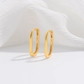 Detalle del sello S925 en pendientes de aro dorados estilo bambú sobre seda blanca - Estilo B: Superficie lisa / Dorado