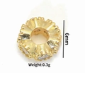 Dettaglio macro di una perla distanziatrice da 6mm placcata in oro 18k dal peso di 0,3g - Diametro 6mm/Peso 0.3g / Oro 6mm