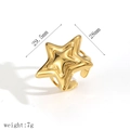 Dettaglio dell'anello a stella da 29,5 mm con design 3D e fascia aperta regolabile - Anello Aperto a Stella 3D Oro (TR60158-G)