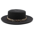 Détail d'un chapeau canotier en paille noire avec une grosse chaîne dorée sur fond blanc - Noir