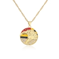 Détail d'un pendentif aigle plaqué or 18 carats avec émail rouge et cristaux brillants - Portrait d'Aigle Rayures Rouge Bleu