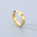 Primer plano detallado de un anillo dorado con textura martillada y banda interior pulida - US 6 / Estilo Dorado Martillado (KR108641-GC) / 6mm / Dorado
