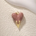 Detalle de colgante de corazón rosa palo con efecto de gota dorada en fondo blanco - Grande 3D Café