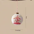 Noordse vintage metalen kersthanger met rode carrouselopdruk en rood-wit koord - Kerstbal (enkelzijdig bedrukt)
